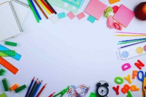 matite e colori su tavolo