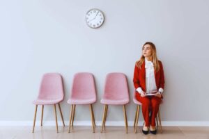 ragazza in sala d'attesa