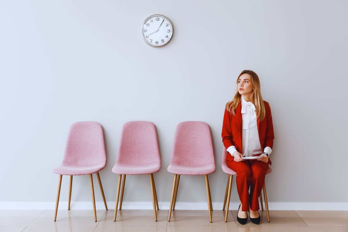 ragazza in sala d'attesa